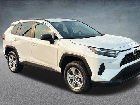 Used 2025 Toyota RAV4 LE AWD/4WD image 2