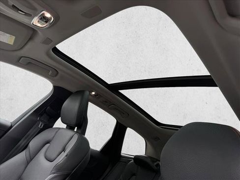 Used 2018 Volvo XC60 T5 Momentum w/ Convenience Package image 21