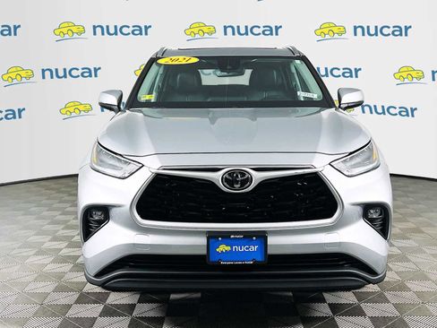 Used 2021 Toyota Highlander XLE image 2