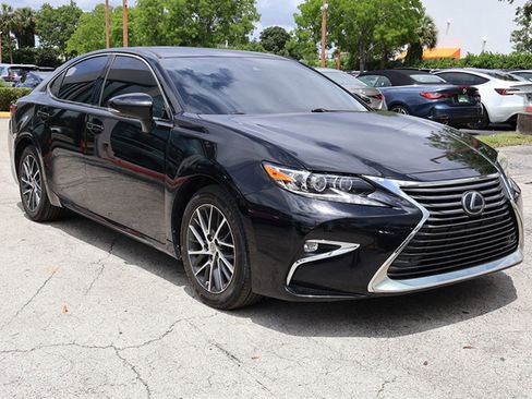 Used 2017 Lexus ES 350 w/ Luxury Package FWD image 2