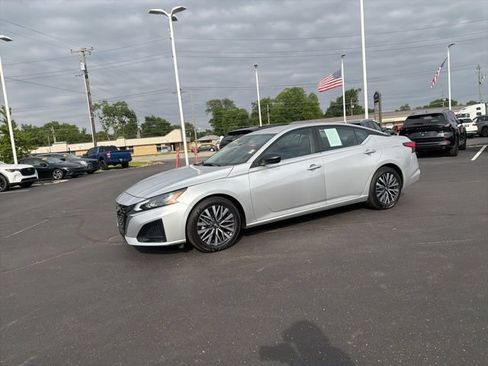 Used 2025 Nissan Altima 2.5 SV FWD image 17