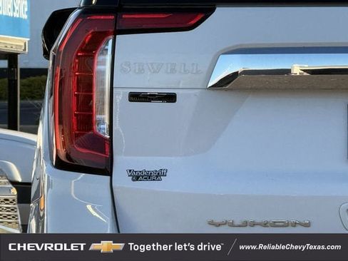 Used 2022 GMC Yukon SLT w/ SLT Premium Package image 9