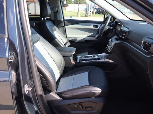 Used 2024 Ford Explorer XLT w/ Equipment Group 202A AWD/4WD image 14