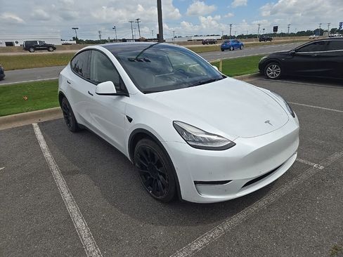 Used 2022 Tesla Model Y Long Range AWD/4WD image 2