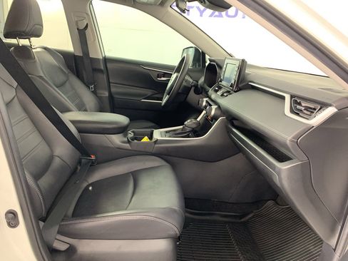Used 2019 Toyota RAV4 XLE Premium FWD image 41