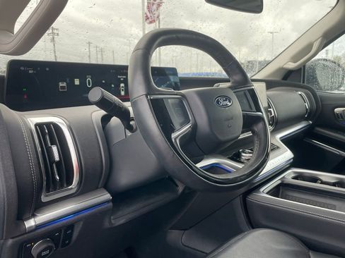 Used 2025 Ford Expedition Max Platinum image 9