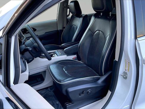 Used 2023 Chrysler Pacifica Limited FWD image 24
