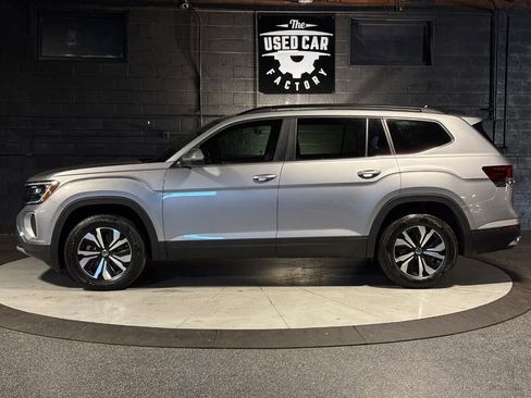 Used 2024 Volkswagen Atlas SE AWD/4WD image 2