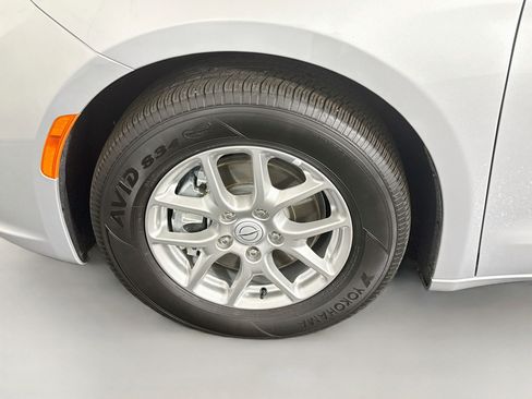 Used 2026 Chrysler Pacifica Select FWD image 36