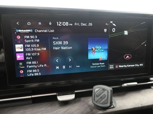 Used 2024 Kia Carnival EX image 18