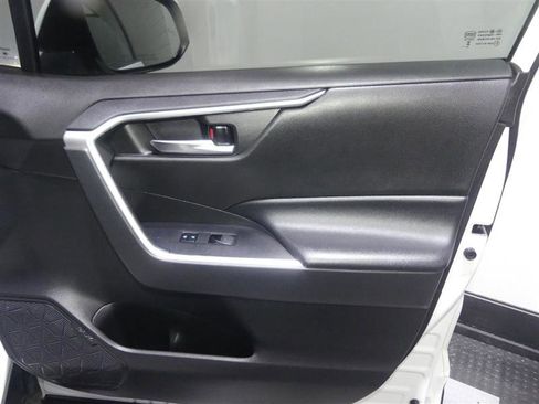 Used 2022 Toyota RAV4 XLE AWD/4WD image 19