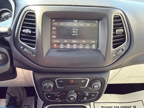 Used 2019 Jeep Compass Latitude FWD image 16