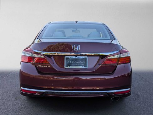 Used 2017 Honda Accord EX image 4