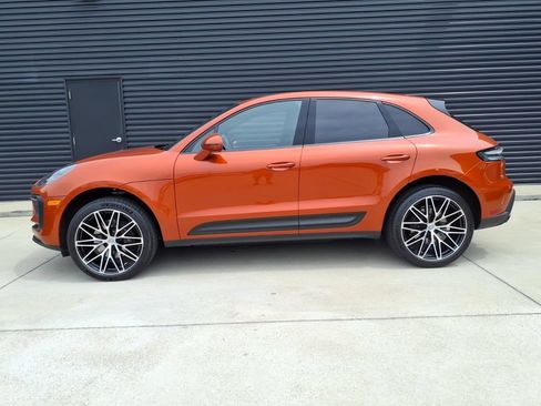 Certified 2024 Porsche Macan AWD/4WD image 3