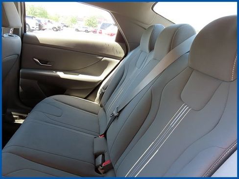Used 2022 Hyundai Elantra SEL w/ Convenience Package FWD image 10