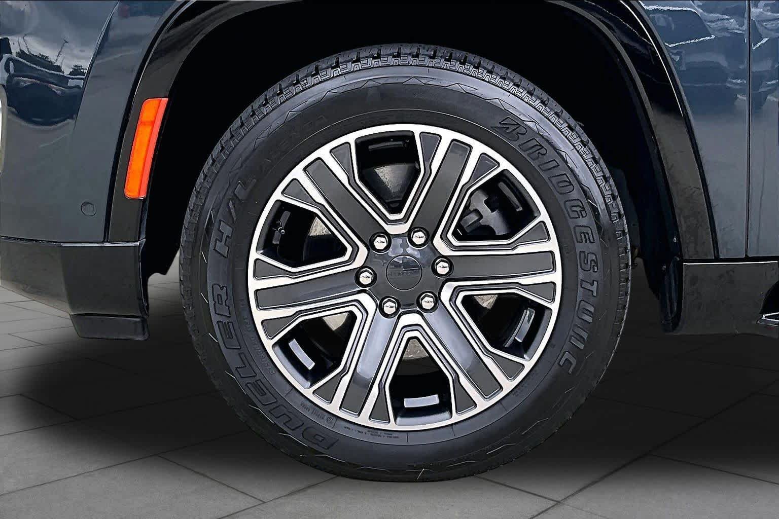 Used 2024 Jeep Wagoneer L 2WD w/ Premium Group I image 9