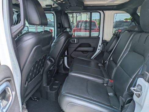 Used 2022 Jeep Wrangler Unlimited Rubicon 4xe w/ Cold Weather Group AWD/4WD image 13