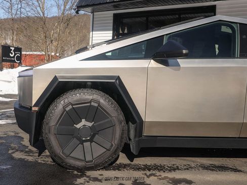 Used 2024 Tesla Cybertruck AWD Crew Cab image 4