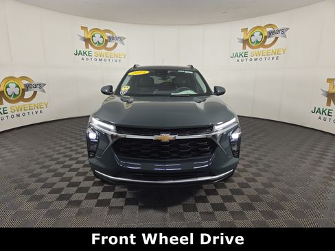 Certified 2025 Chevrolet Trax LT FWD image 2