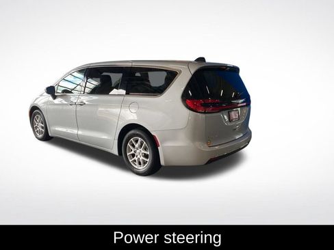 Used 2023 Chrysler Pacifica Touring-L FWD image 17