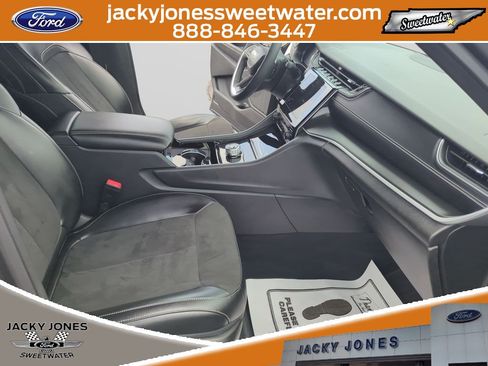 Used 2023 Jeep Grand Cherokee Altitude AWD/4WD image 15