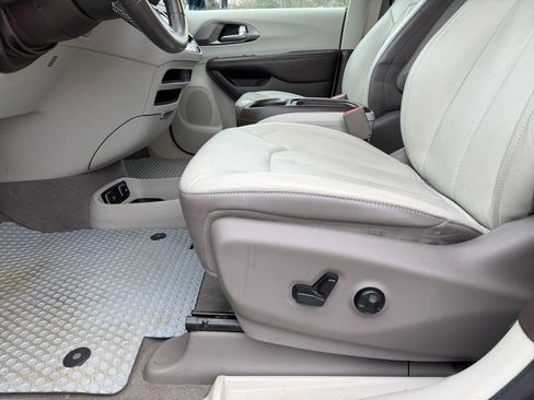 Used 2017 Chrysler Pacifica Touring-L image 20