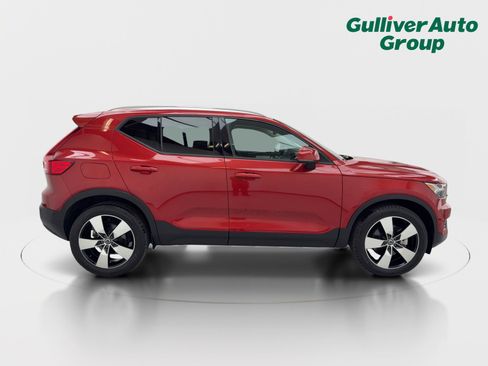Used 2019 Volvo XC40 T4 Momentum image 10