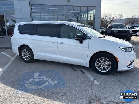 Used 2025 Chrysler Pacifica Select image 40