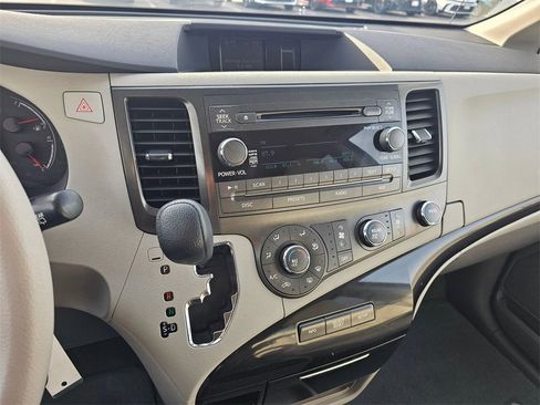 Used 2012 Toyota Sienna LE w/ Towing Pkg image 56