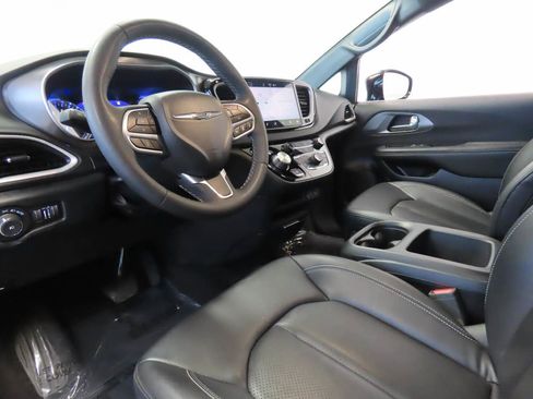 Used 2025 Chrysler Pacifica Select FWD image 8