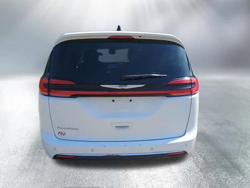 Used 2023 Chrysler Pacifica Touring-L FWD image 4