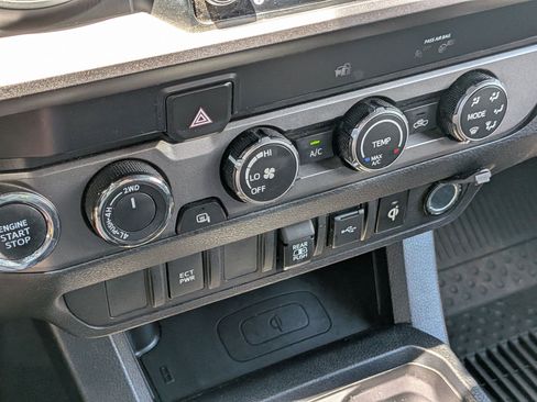 Used 2020 Toyota Tacoma TRD Off-Road AWD/4WD image 26