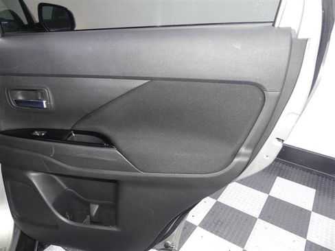 Used 2020 Mitsubishi Outlander SE image 26