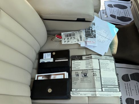 Used 2005 Lincoln Town Car Signature image 20