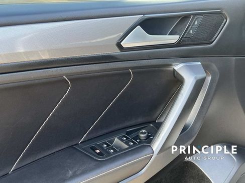 Used 2023 Volkswagen Tiguan SE w/ Panoramic Sunroof Package FWD image 12