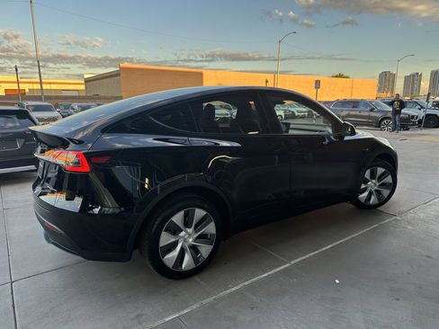 Used 2024 Tesla Model Y Long Range image 3
