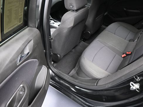 Used 2018 Chevrolet Cruze LT w/ Convenience Package image 17