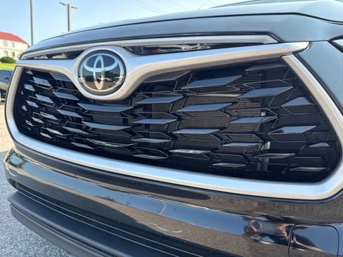 Used 2023 Toyota Highlander XLE FWD image 11