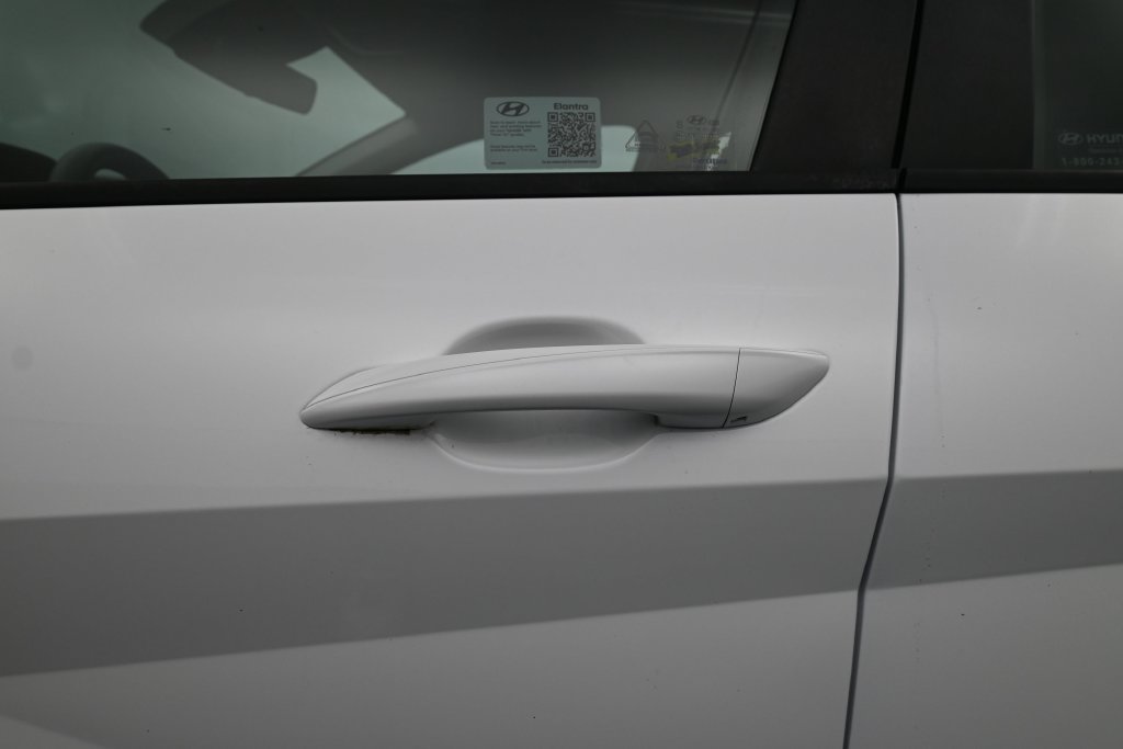 Used 2024 Hyundai Elantra SE FWD image 13