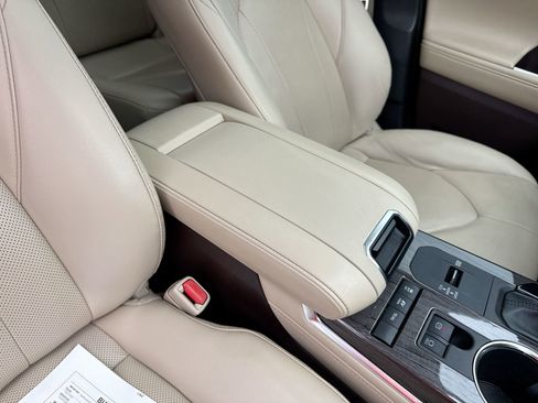 Used 2022 Toyota Highlander Limited AWD/4WD image 22