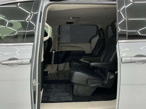 Used 2020 Chrysler Pacifica Touring-L FWD image 20