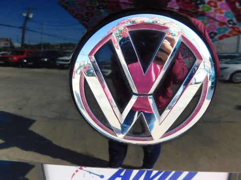 Used 2016 Volkswagen Touareg Sport image 13