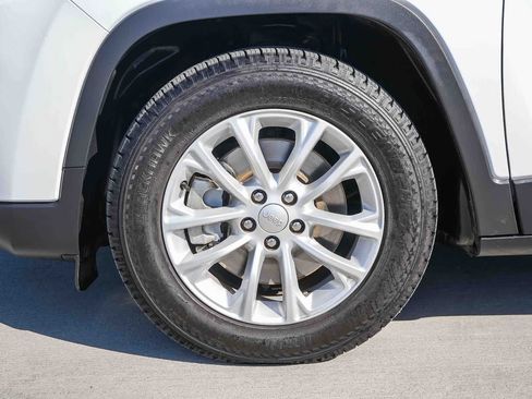 Used 2022 Jeep Cherokee Latitude Lux w/ Sun & Sound Group FWD image 11