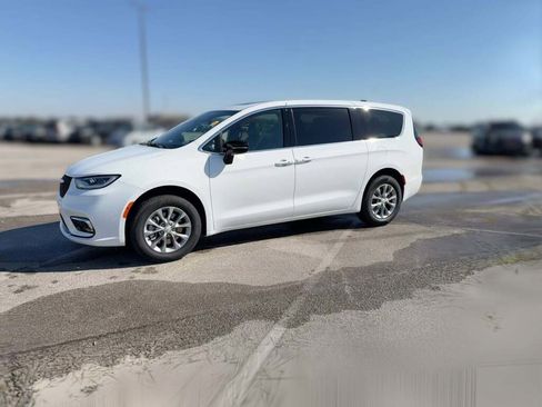 New 2026 Chrysler Pacifica Limited image 5