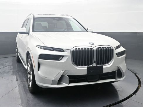 Used 2025 BMW X7 xDrive40i w/ Premium Package image 2