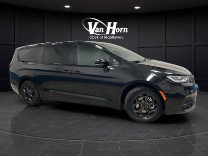 Used 2023 Chrysler Pacifica Limited w/ Uconnect Theater Family Group