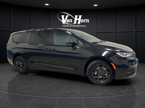 Used 2023 Chrysler Pacifica Limited w/ Uconnect Theater Family Group FWD image 1