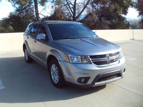 Used 2016 Dodge Journey SXT w/ Comfort/Convenience Group FWD image 4