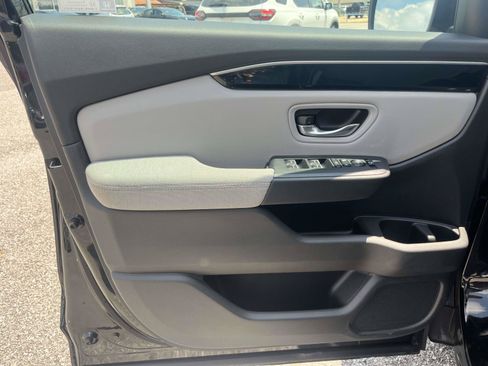 Used 2023 Honda Pilot LX image 13