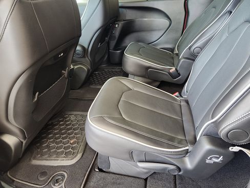 New 2026 Chrysler Pacifica Limited FWD image 21